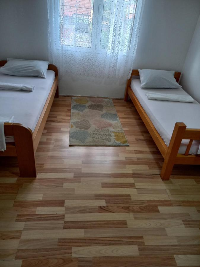 Traveler'S Rest - Near Podgorica Airport Vandrarhem Mitrovici  Exteriör bild
