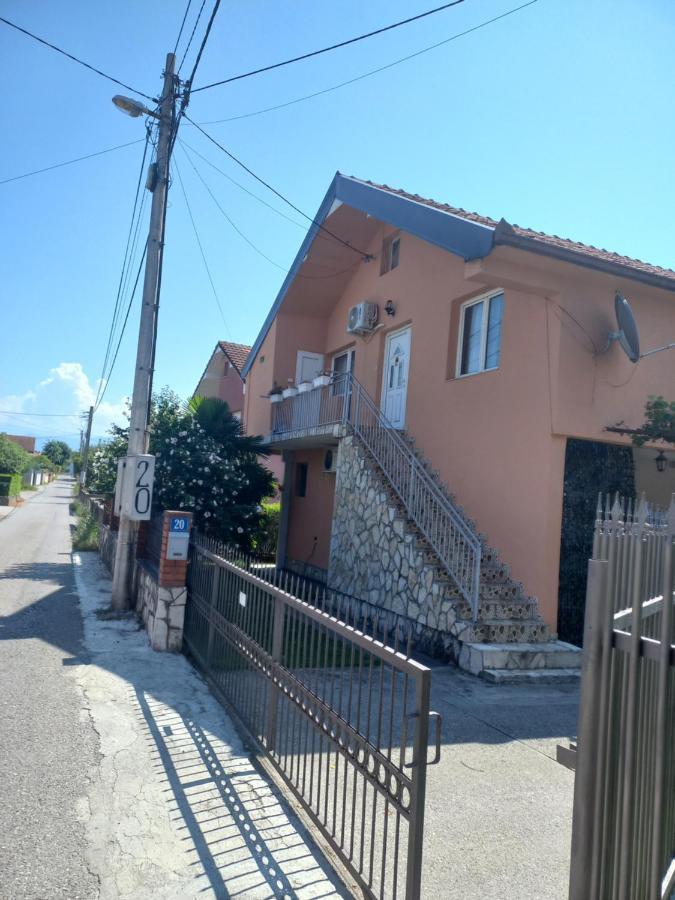 Traveler'S Rest - Near Podgorica Airport Vandrarhem Mitrovici  Exteriör bild