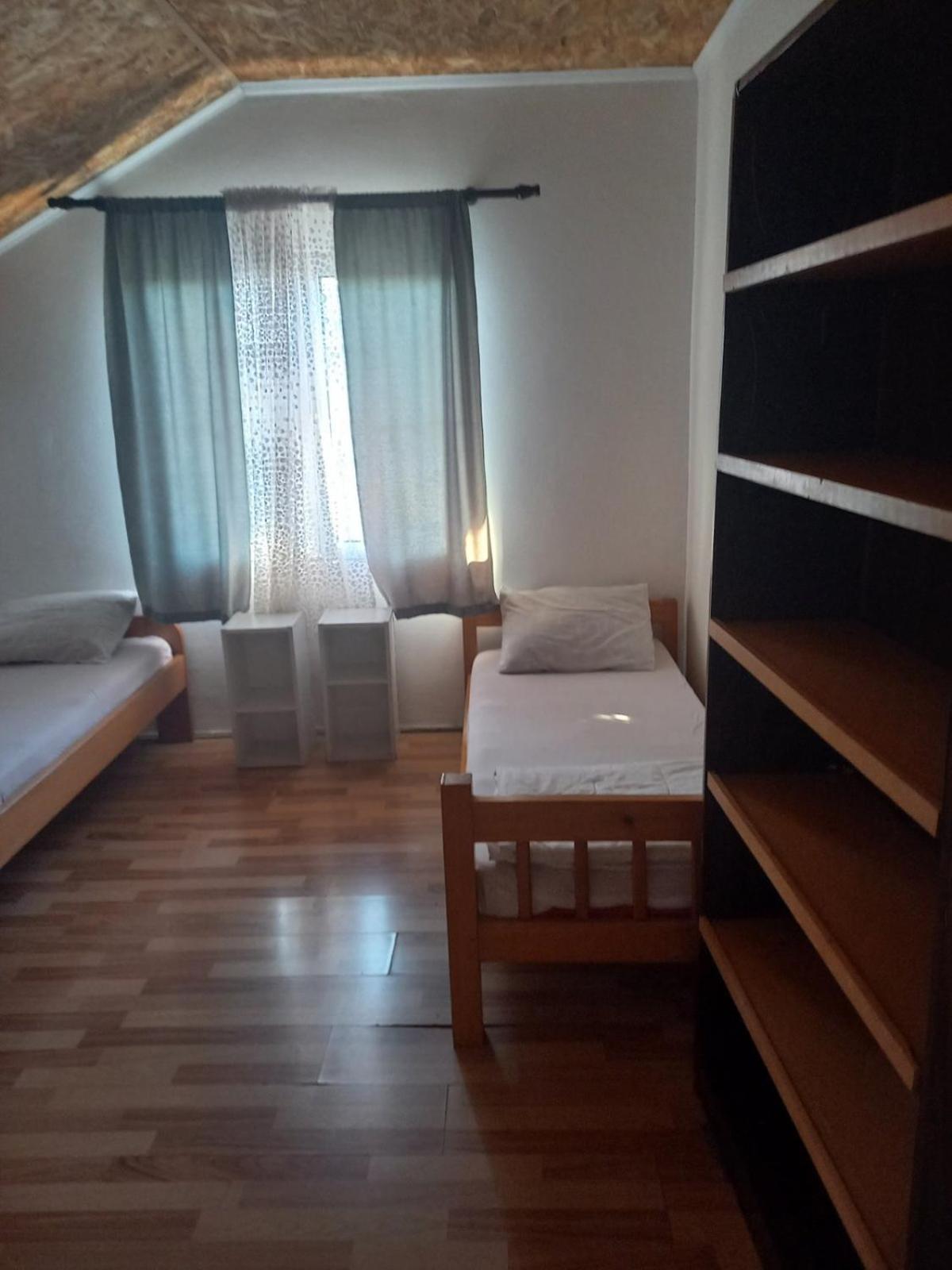 Traveler'S Rest - Near Podgorica Airport Vandrarhem Mitrovici  Exteriör bild